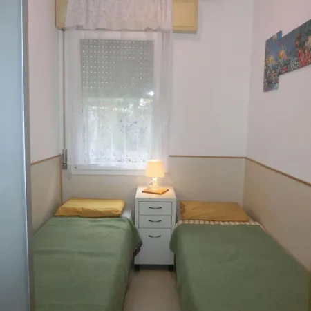 Comfy With Garden And Parking 公寓 比比翁